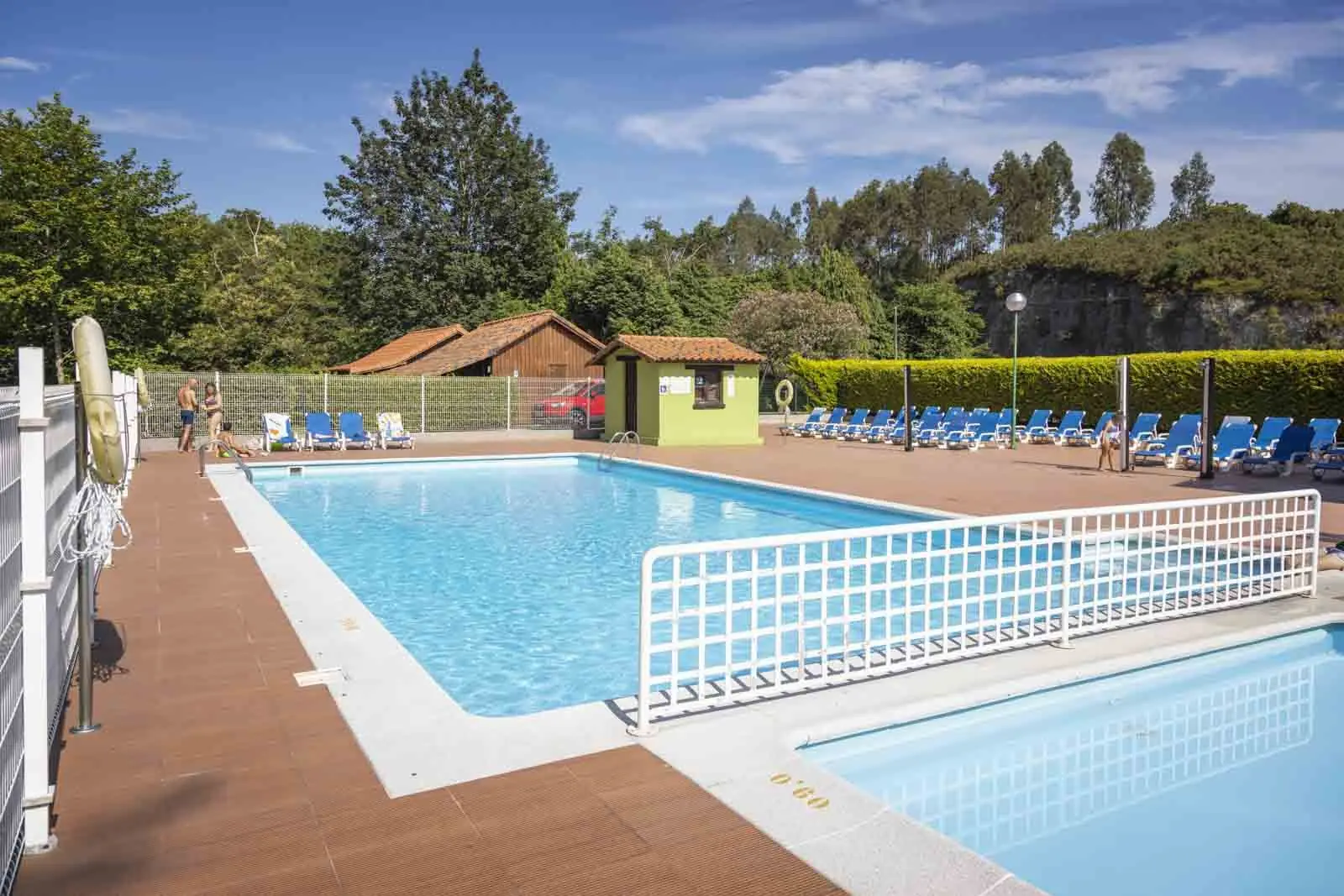 Viaje de fin de curso con piscina en Asturias: Camping Río Purón.
