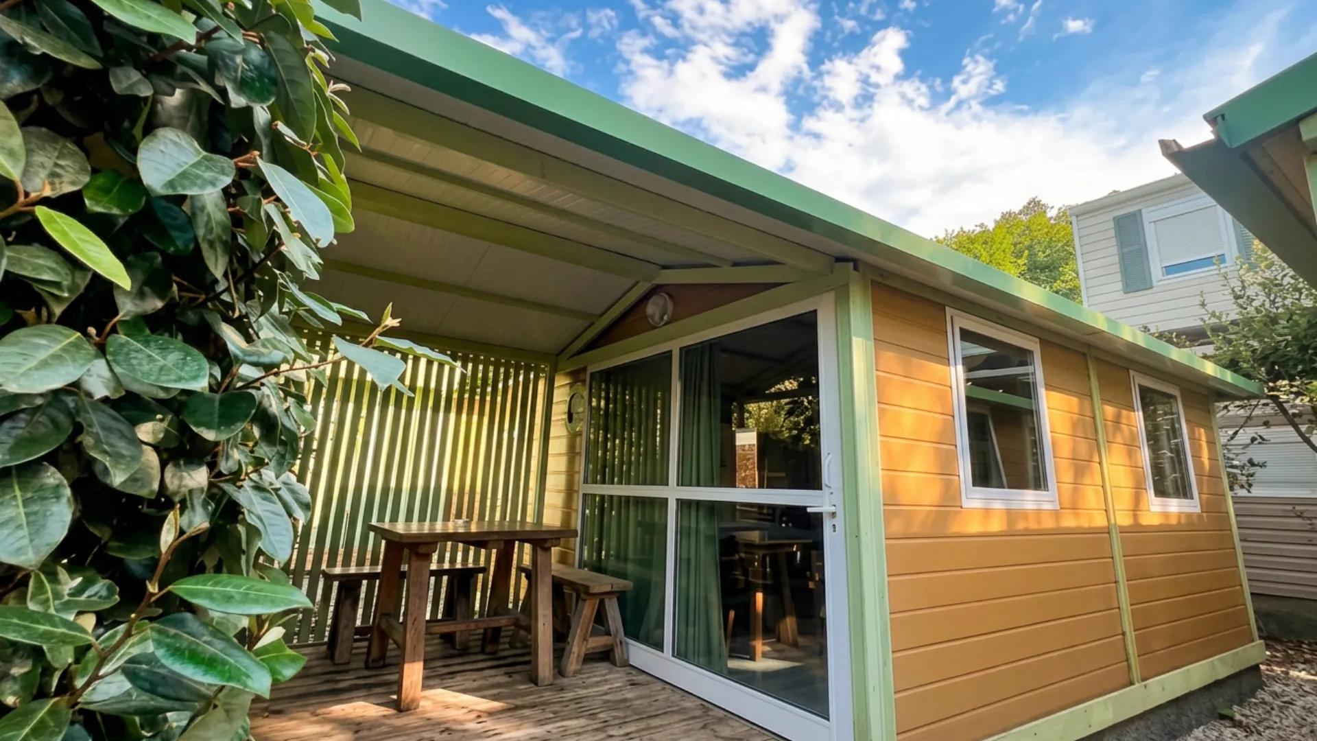 Alojamiento para grupos escolares en Llanes: bungalow tipo mobil-home con porche en el Camping Río Purón.