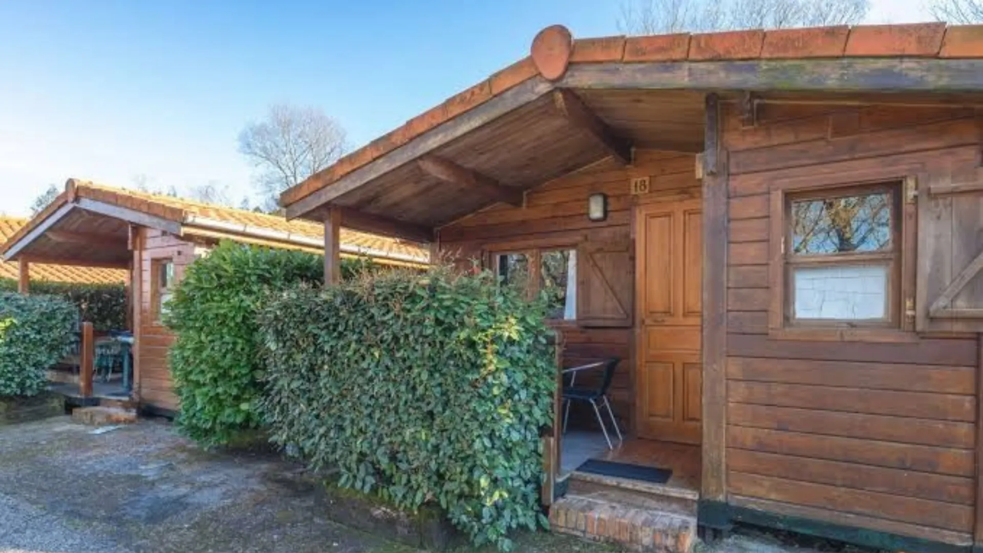 Alojamiento para grupos escolares en Llanes: cabañas de madera del Camping Río Purón, oriente de Asturias.