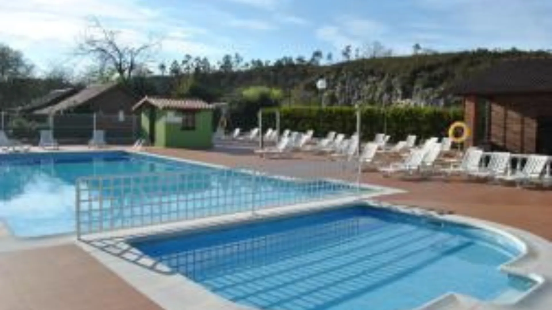 Camping con piscina para grupos escolares en Asturias: piscina del Camping Río Purón en Llanes.