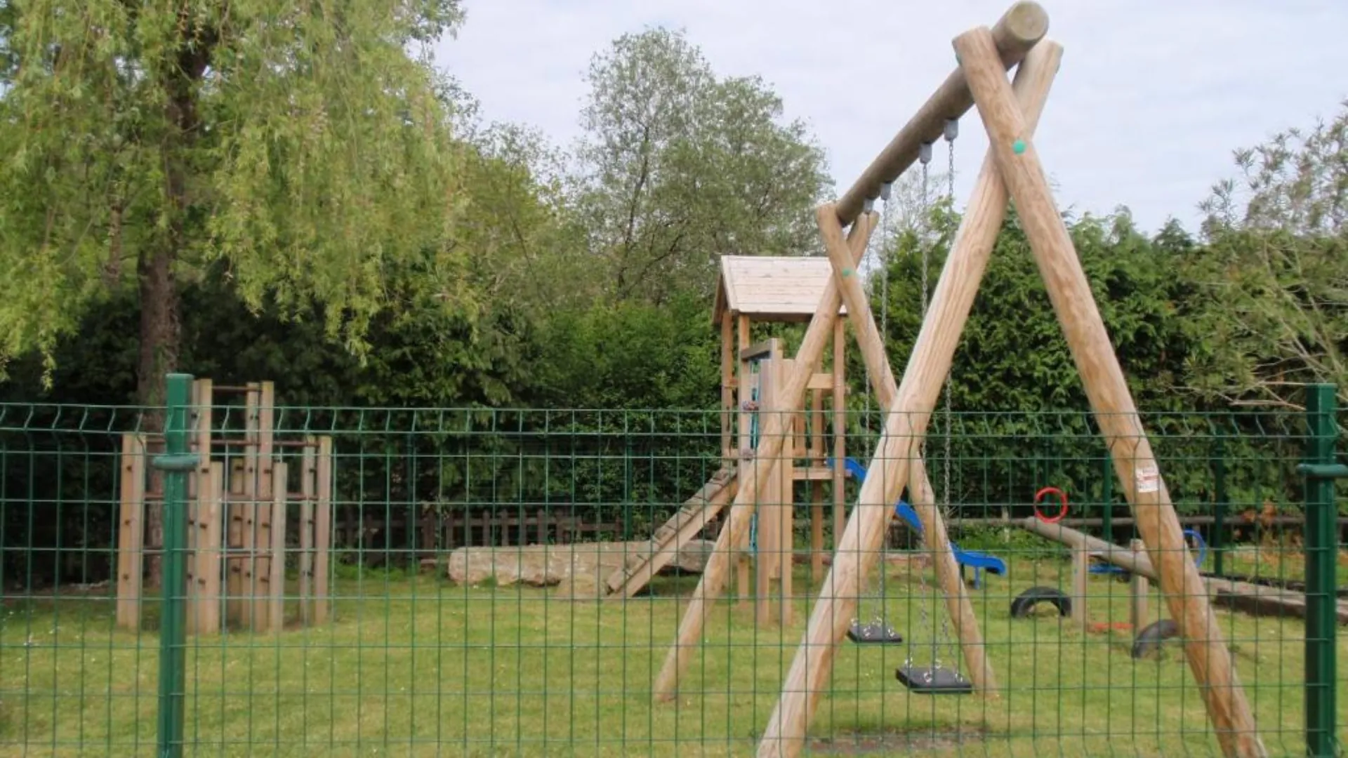 Columpios en el parque infantil del camping para grupos escolares en Asturias.
