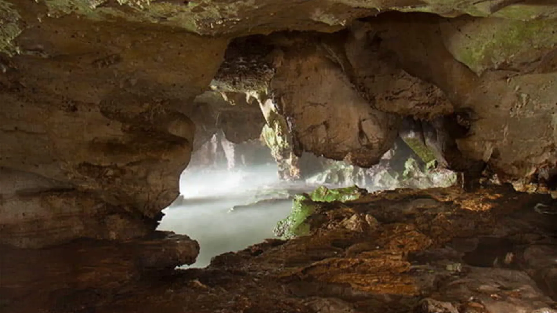Viaje de fin de curso en Asturias para grupos escolares: cueva con río subterráneo, actividad de espeleología.