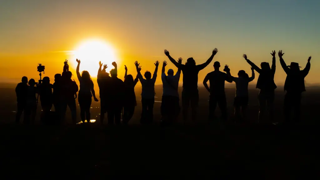 Atardecer de convivencia entre grupos escolares durante el viaje de fin de curso.