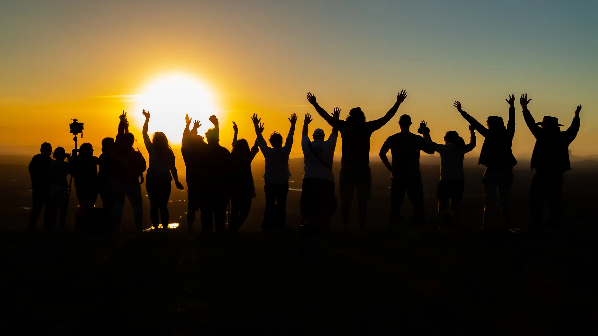 Atardecer de convivencia entre grupos escolares durante el viaje de fin de curso.