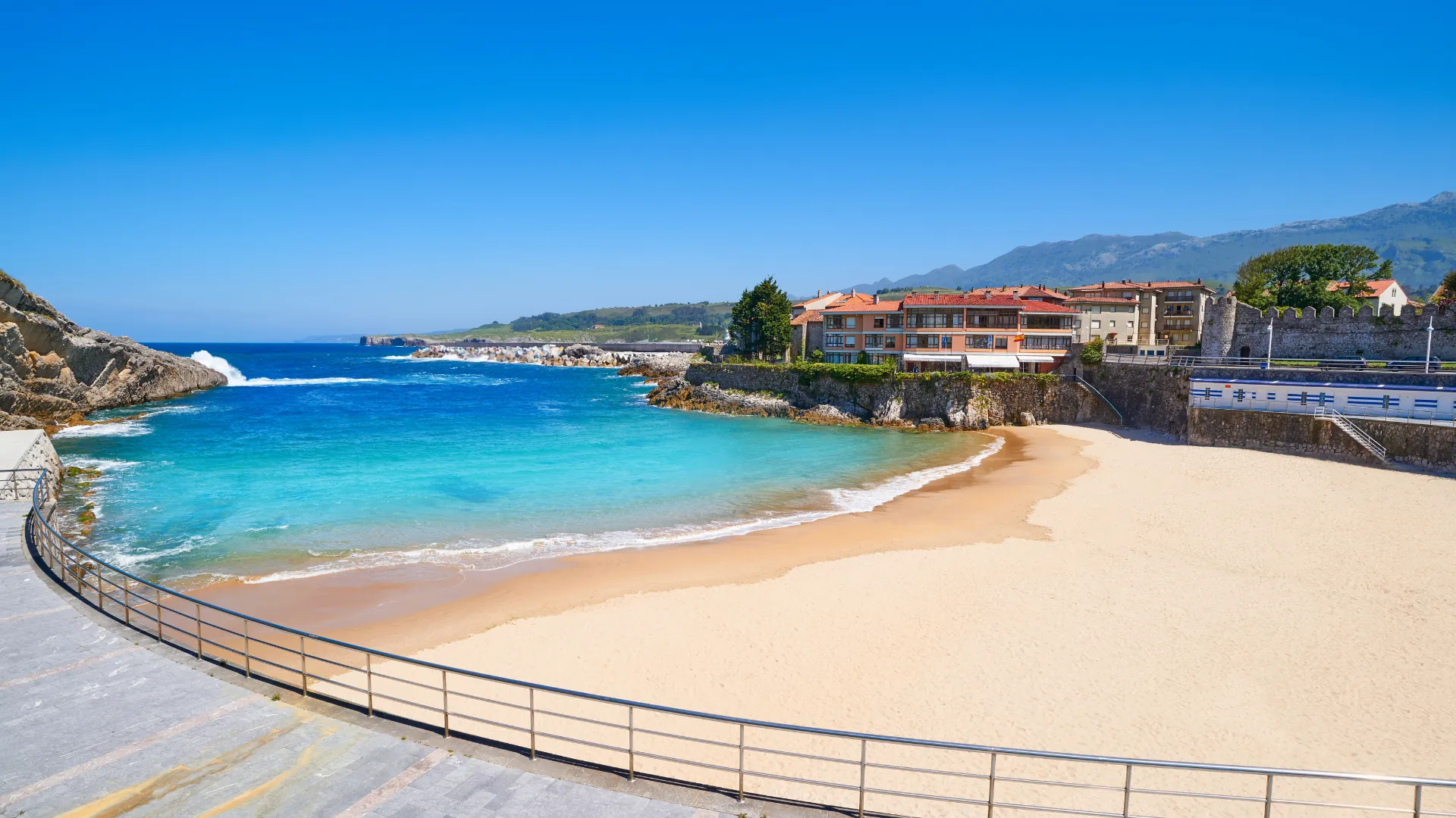 Playa de Llanes, entorno costero del viaje de fin de curso para grupos escolares en Asturias.