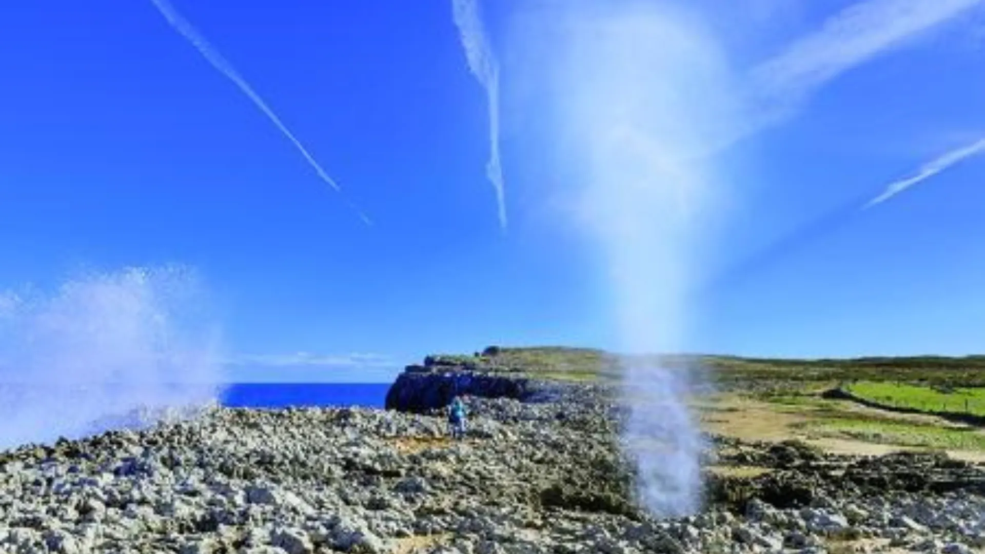 Viaje de fin de curso por el oriente de Asturias: bufones de Pría expulsando agua, cerca de Llanes.