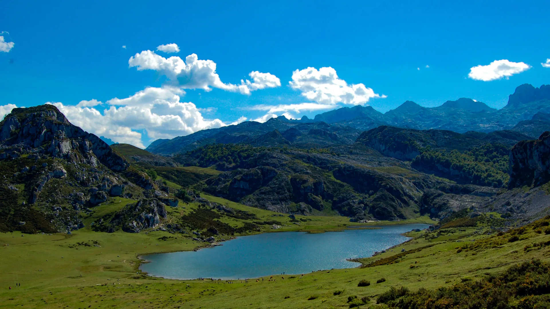 Paisaje de los Lagos de Covadonga en los Picos de Europa, excursión del viaje de fin de curso.