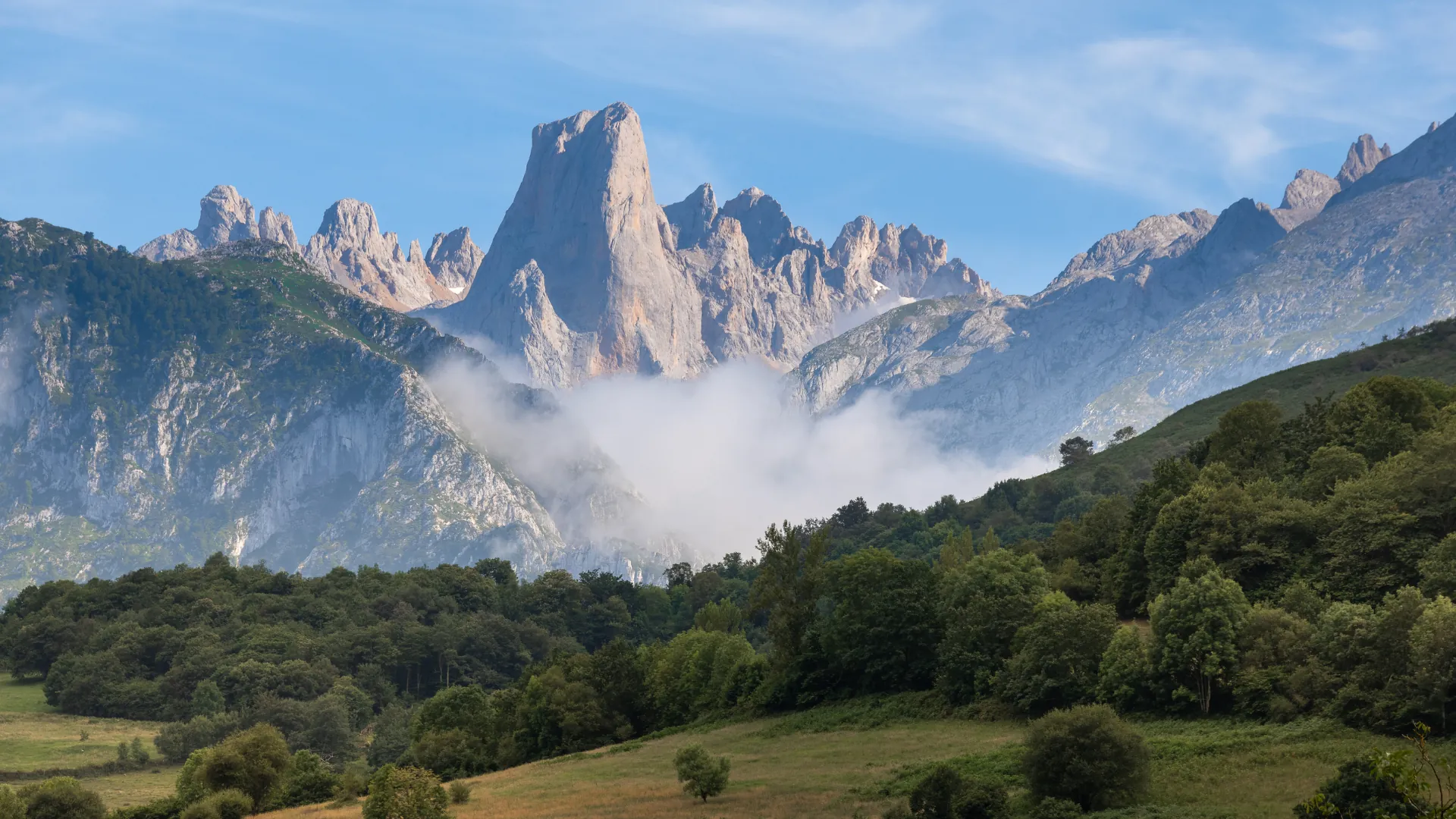 Naranjo de Bulnes en los Picos de Europa, paisaje de montaña para el viaje de fin de curso.