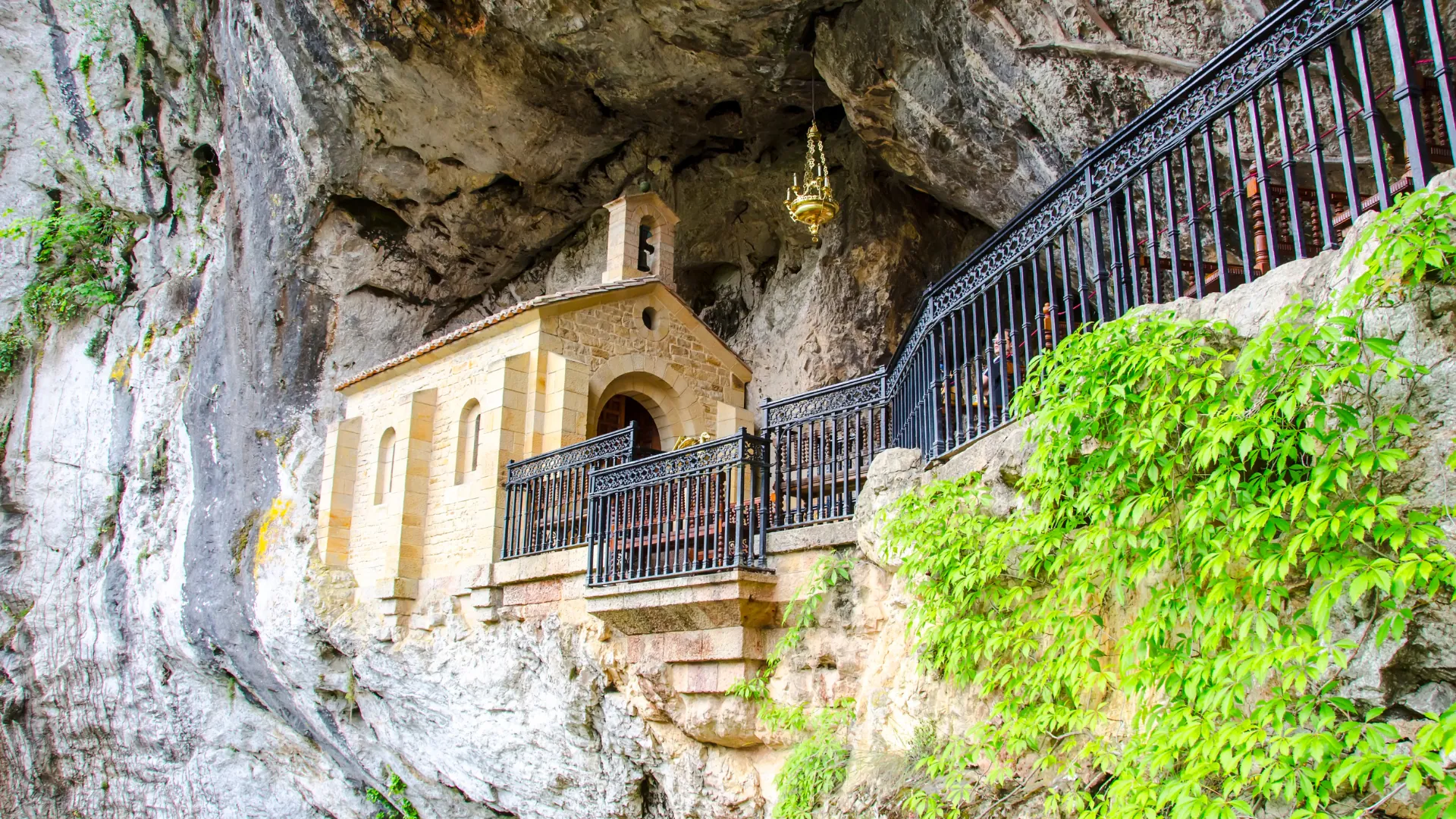 Santa Cueva de Covadonga, visita cultural para grupos escolares en el viaje de fin de curso por los Picos de Europa.
