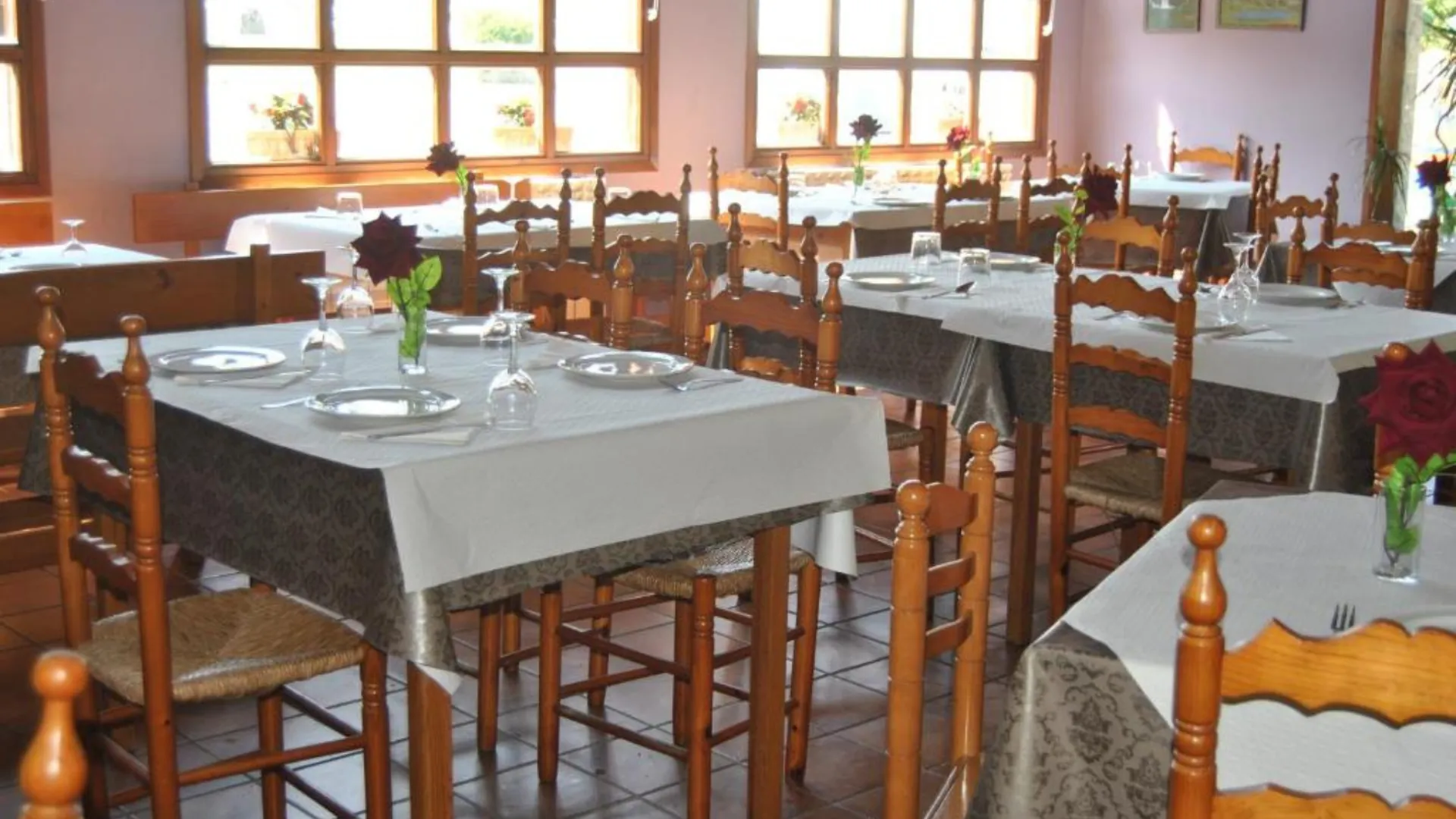 Viaje de fin de curso todo incluido para grupos escolares: comedor y restaurante del Camping Río Purón.